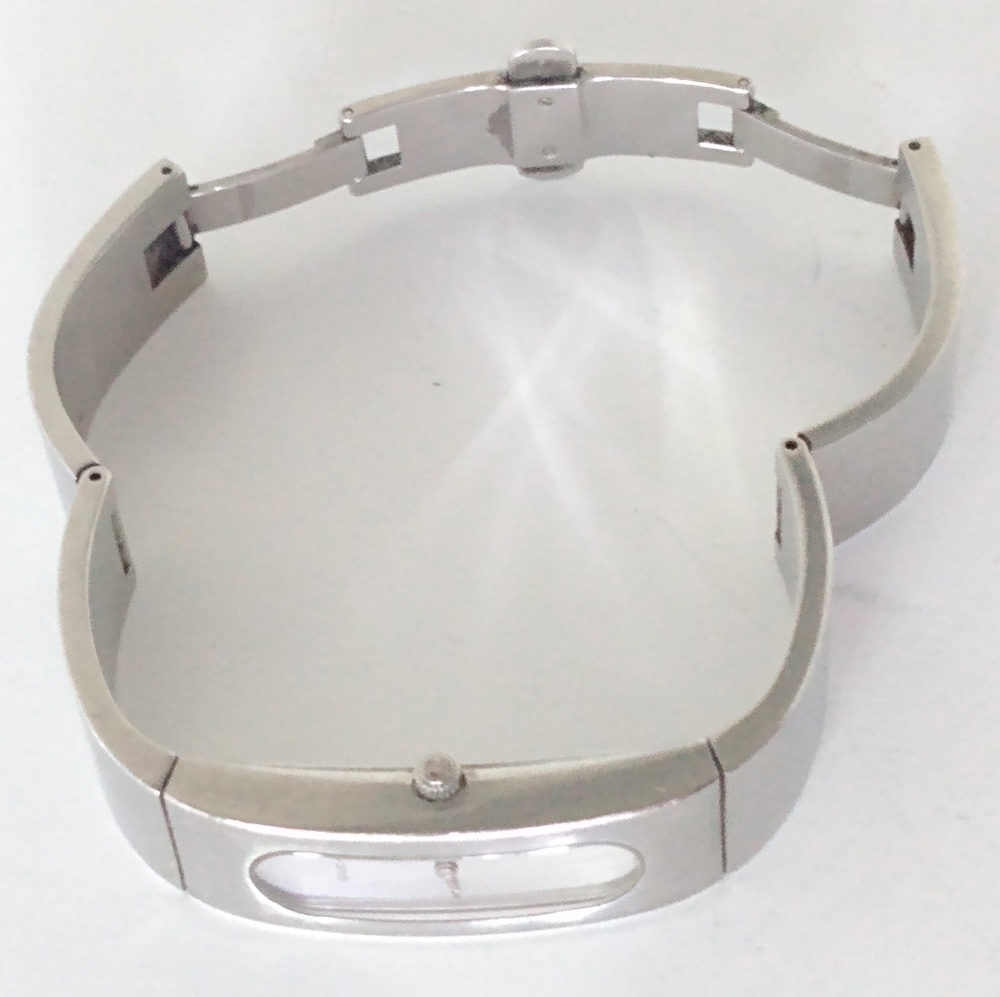 Authentic Gucci Bracelet Silver Tone Women's Watch - Picture 8 of 10